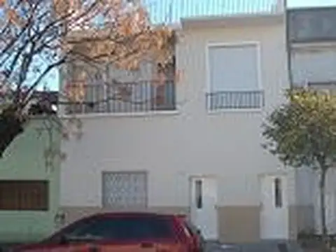 DOS CASAS CON ENTRADA INDEPENDIENTE SOBRE LOTE PROPIO. "Ideal dos familias". PB 3 AMB PATIO - 1° PISO 3 AMB TERRAZA