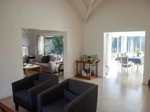 Casa 5 ambientes con 3 baños