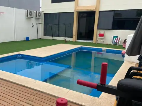 Casa en Venta con 2 cocheras