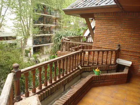 Excelente residencia - en Belgrano R- ideal uso familiar o embajada-jardín y piscina.