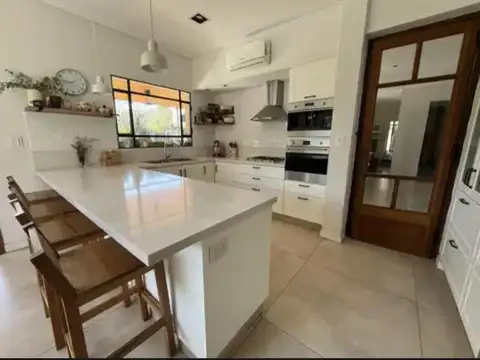 Casa en Alquiler Temporal con 3 cocheras