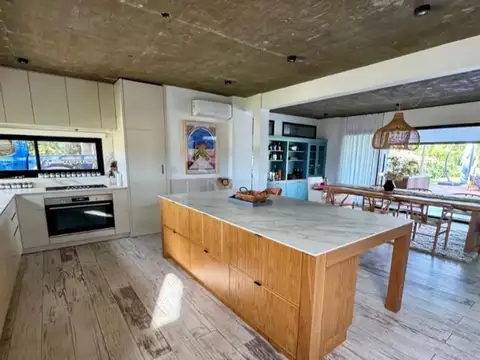 Casa 4 ambientes con 5 baños