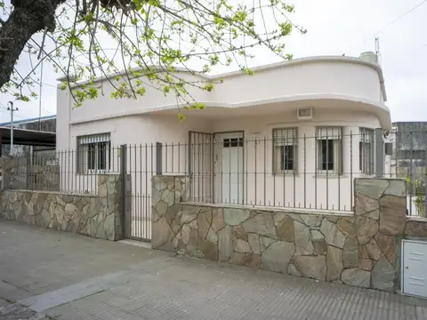 VENTA - CASA 2 DORMITORIOS CON PATIO - CAPITÁN BERMÚDEZ