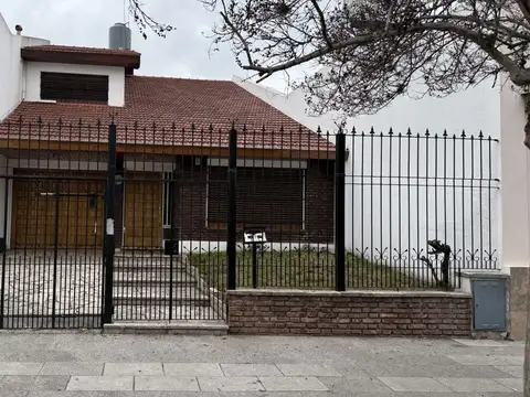 CASA CHALET 5 AMBIENTES | LOTE 379 M² | JARDÍN | QUINCHO | GARAGE 2 AUTOS | PARQUE AVELLANEDA