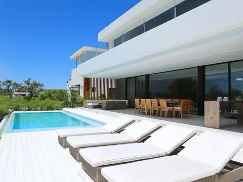 Casa en Alquiler con 6 cocheras