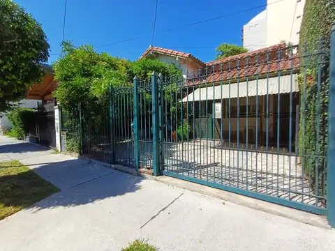 Casa de 4 ambientes sobre lote de 292 m2. 2 Dormitorios. Escritorio. Parque. Cochera.