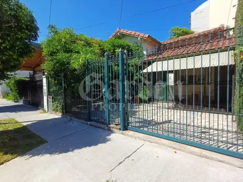 Casa de 4 ambientes sobre lote de 292 m2. 2 Dormitorios. Escritorio. Parque. Cochera.