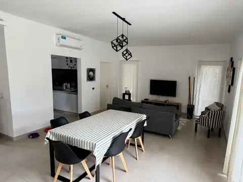 Casa en Alquiler con 2 cocheras