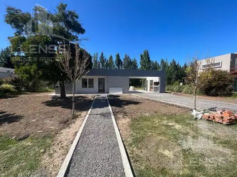 Casa 3 ambientes en venta - ALQUILADA - Tenis Lawn Club Verónica - 90 km de la ciudad de La plata