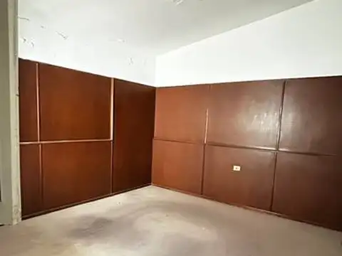 Casa 8 ambientes con 2 baños