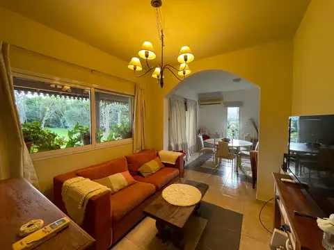 Casa 6 ambientes con 2 baños