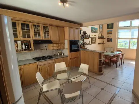 VENTA DEPARTAMENTO TRIPLEX C/ QUINCHO Y COCHERA