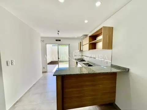DUPLEX 3 AMBIENTES CON JARDIN Y COCHERA