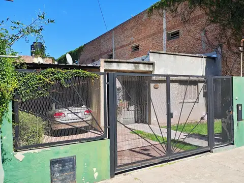 VENTA - CASA DOS DORMITORIOS - BARRIO LAS DELICIAS