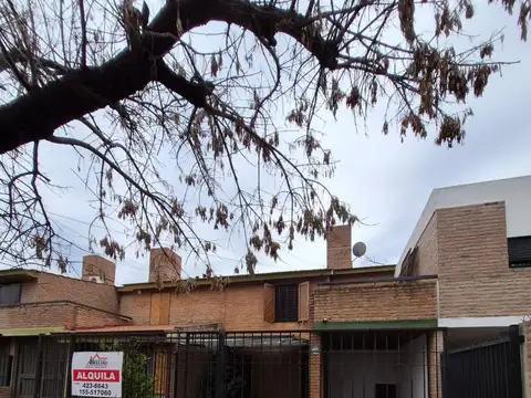 Dúplex en Alquiler  2 Dormitorios  Patio con Asador   Cochera  B Granja de Funes