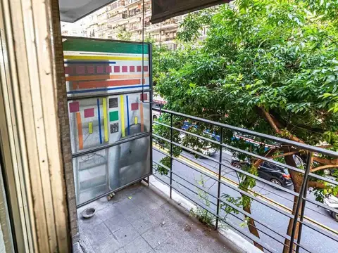 VENTA - 1 AMBIENTE - FRENTE CON BALCON - A RECICLAR