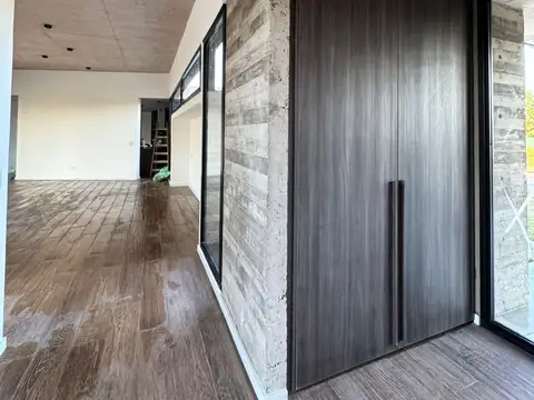 Casa en Alquiler con 2 cocheras