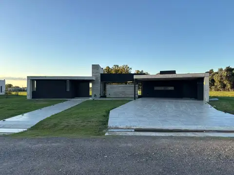 Casa en venta  y alquiler en Comarcas de Lujan, barrio San Roque