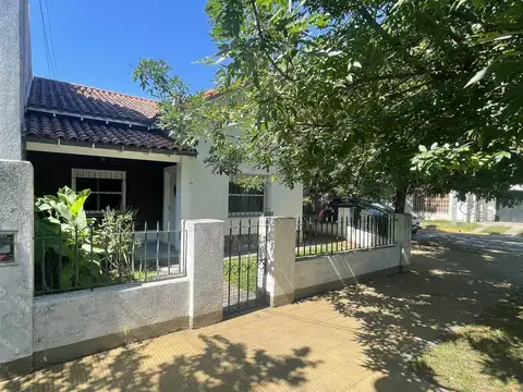 Casa 3 dormitorios c/ patio y terraza - Olivos
