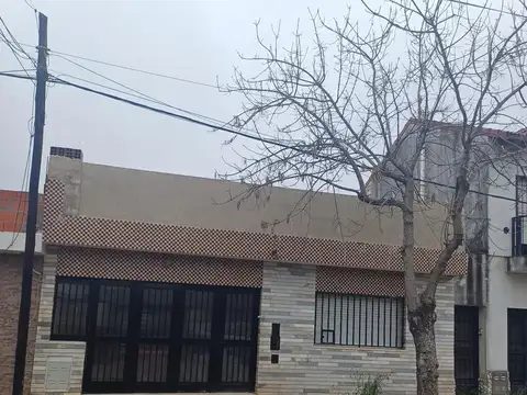 VENTA CASA 2/3  DORMITORIOS CON GARAGE Y PATIO