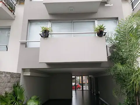 AMBIENTE Y MEDIO divisible (medidas de dos ambientes) super luminoso y moderno - EDIFICIO CON AMENITIES