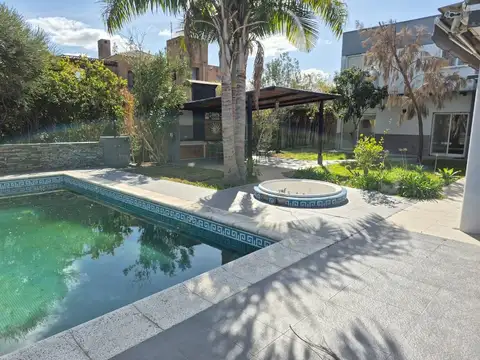 Casa en Venta con 2 cocheras