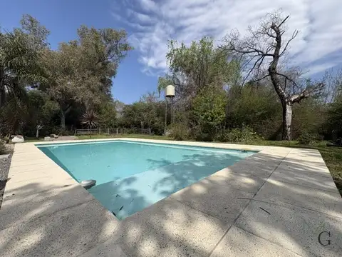 Impecable casa en venta Barrio Jularó. 1500mt de parque. 3 dormitorios. Piscina.