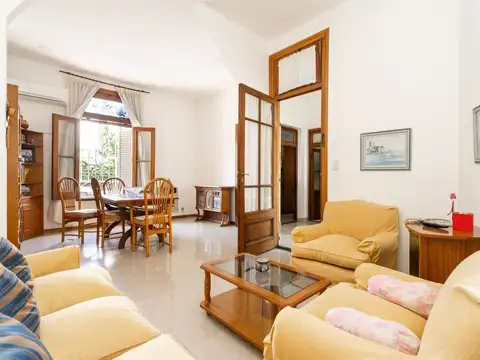 CASA EN ESQUINA CON BALCÓN Y  TERRAZA CON PARRILLA