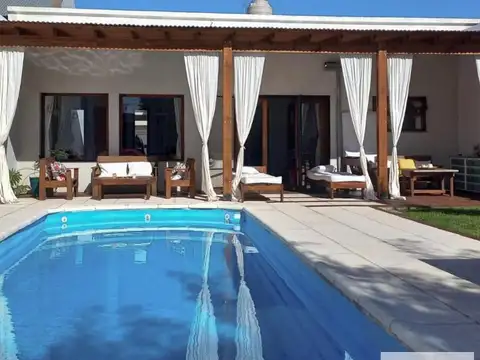Casa de 3 Dormitorios 2 Baños, cochera pasante, jardín y pileta - Tandil semicentro