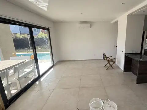 CASA EN VENTA EN SPRING PARK - PILAR
