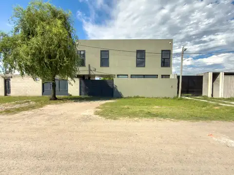 Casa con pileta y quincho en venta Zona Los Hornos