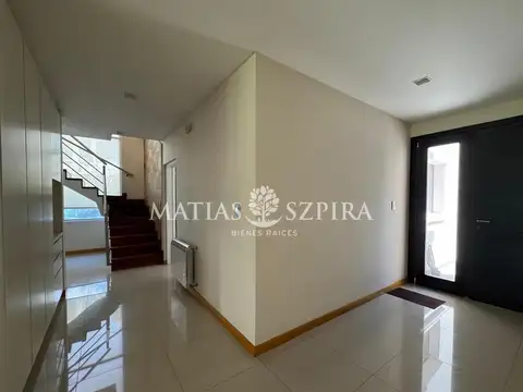 Casa 6 ambientes con 4 baños