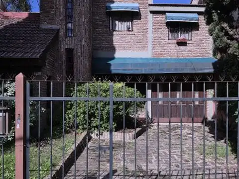 ¡OPORTUNIDAD ÚNICA! AMPLIA PROPIEDAD CON PILETA Y GRAN ESPACIO VERDE EN VILLA LUZURIAGA ZONA DE...