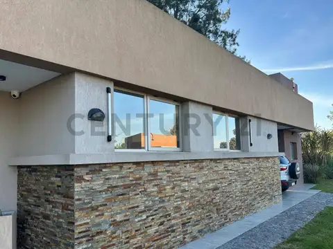 Casa a la venta de 2 Dormitorios,  parque y pileta en Área 60 amoblada