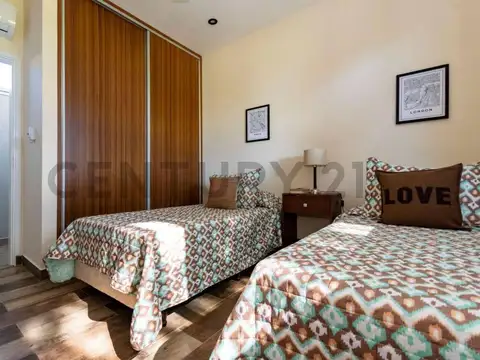 Casa a la venta de 2 Dormitorios,  parque y pileta en Área 60 amoblada