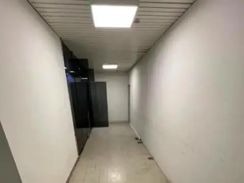 Oficina 9 ambientes con 2 baños