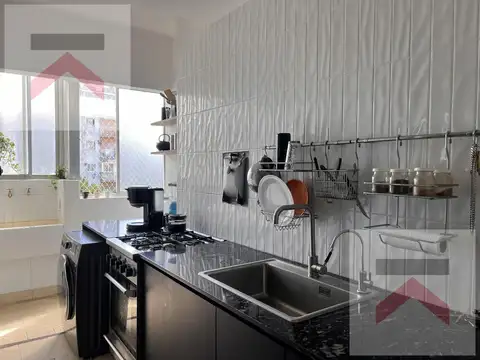Luminosidad y  amplitud en sus espacio: semipiso con palier privado,  balcón y cochera.