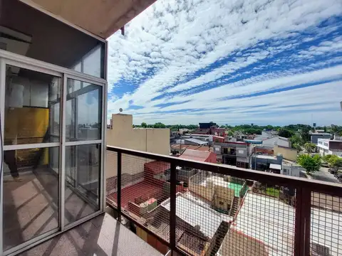Monoambiente amplio con balcon corrido en Venta