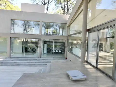 Casa 8 ambientes con 3 baños