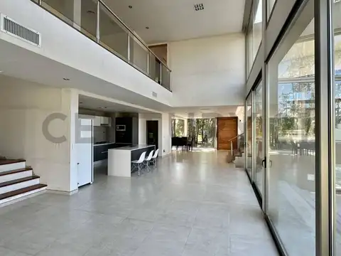 Casa en Venta con 3 cocheras