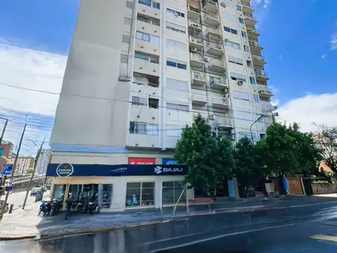 *DEPTO DE 3 AMB. EN AL FRENTE CON BALCÓN SUPER LUMINOSO *LIVING COMEDOR, COCINA SEPARADA, LADAVERO, BAÑO C/BAÑERA Y 2 DORMITORIOS C/PLACARD *EDIFICIO CON SISTEMA DE CAMARAS DE SEGURIDAD *UBICADO A 2 CDS. DE LA ESTACION