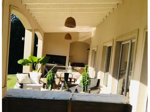 Casa en Venta con 2 cocheras