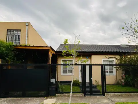 VENTA CASA 3 AMB. PARQUE QUINCHO COCHERA