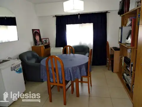 Excelente triplex de cinco ambientes en Ciudad Evita.