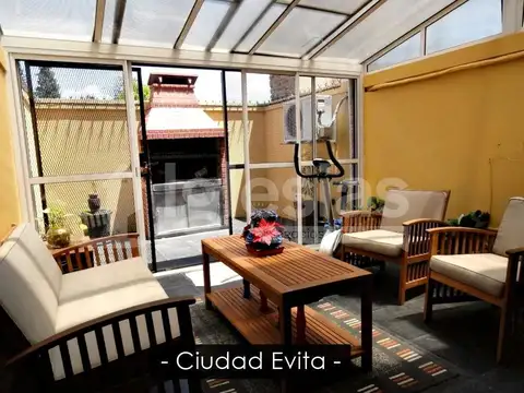 Excelente triplex de cinco ambientes en Ciudad Evita.