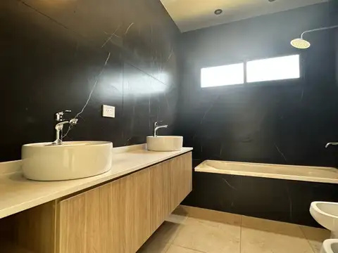 Casa en Alquiler con 2 cocheras