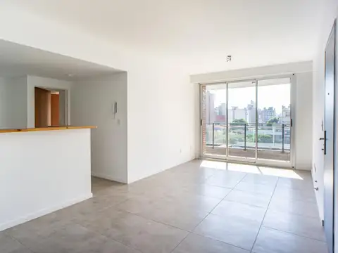 VENTA - DEPARTAMENTO 2 DORMITORIOS CON BALCÓN, COCHERA Y QUINCHO - LOURDES