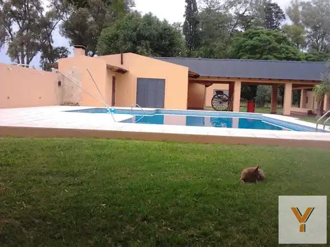 Edificio comercial en venta - 6 dormitorios 2 baños - frigorífico - 20 hectáreas - Navarro