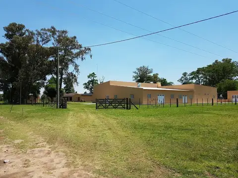 Edificio comercial en venta - 6 dormitorios 2 baños - frigorífico - 20 hectáreas - Navarro