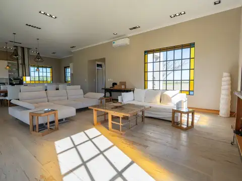 Casa en Venta con 3 cocheras